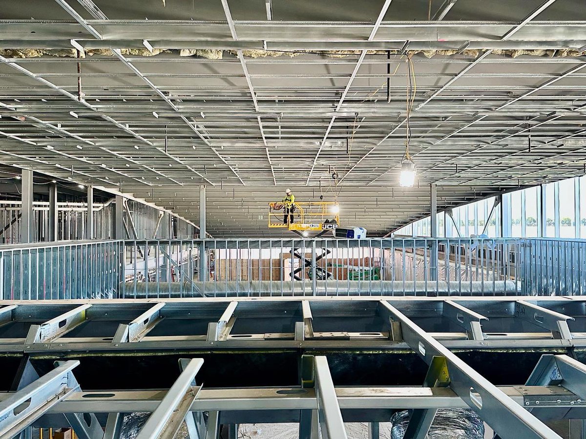 mmcbuilds's tweet photo. TCAT Blue Oval is currently a sea of glass and steel as interior walls are framed out and the glazing has been installed across the curved central spine. https://t.co/di4j3Xdcdd
