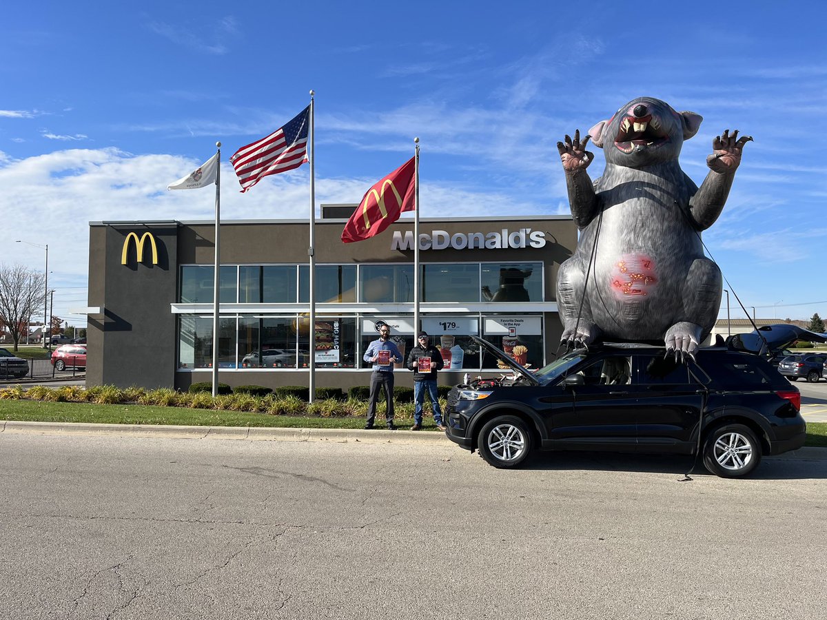 MidAmCarpenters's tweet image. Members from #Local1889 and #Local1185 are handbilling drive-thru customers at @McDonalds locations in St. Charles and West Chicago against McPro Inc. Paying workers substandard wages makes us grimace.  #UnionStrong #MidAmericaCarpenters #FairWages #McDonalds