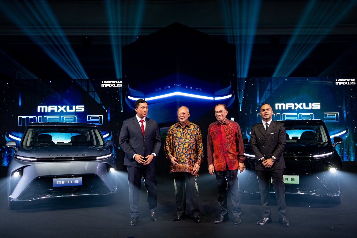 anwaribrahim's tweet photo. Malam ini saya melancarkan Kenderaan Elektrik Weststar Maxus MIFA 9.

Tahniah kepada Weststar yang menyambut komitmen kerajaan dalam merancakkan pertumbuhan industri kenderaan elektrik (EV) di negara kita.

Ia juga seiring dengan matlamat kerajaan yang dibentangkan dalam Belanjawan 2024, iaitu mempercepatkan penerimaan EV dan menggalakkan penggunaan teknologi hijau dalam pelbagai sektor.

EV juga menjanjikan untuk menangani perubahan iklim kerana industri automotif menyumbang kira-kira satu perlima daripada pelepasan global. 

Kerajaan juga menyediakan dasar yang kukuh dan jelas terkait industri EV antaranya dengan melanjutkan pengecualian duti import bagi komponen EV pemasangan tempatan sehingga Disember 2027, memberikan pengecualian cukai eksais dan jualan sepenuhnya kepada kenderaan pemasangan tempatan (CKD) serta melanjutkan pengecualian duti bagi kenderaan import sepenuhnya (CBU) sehingga Disember 2025.

Selain itu, kerajaan turut menawarkan potongan cukai sehingga RM300,000 untuk syarikat yang menyewa kenderaan elektrik bukan komersial dan mengecualikan cukai jalan untuk EV sehingga 31 Disember 2025.

#MalaysiaMADANI