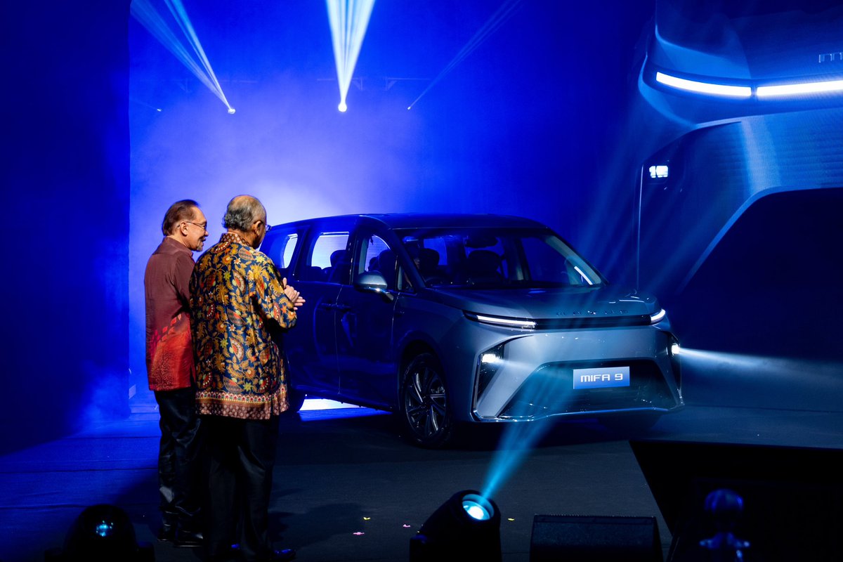 anwaribrahim's tweet photo. Malam ini saya melancarkan Kenderaan Elektrik Weststar Maxus MIFA 9.

Tahniah kepada Weststar yang menyambut komitmen kerajaan dalam merancakkan pertumbuhan industri kenderaan elektrik (EV) di negara kita.

Ia juga seiring dengan matlamat kerajaan yang dibentangkan dalam Belanjawan 2024, iaitu mempercepatkan penerimaan EV dan menggalakkan penggunaan teknologi hijau dalam pelbagai sektor.

EV juga menjanjikan untuk menangani perubahan iklim kerana industri automotif menyumbang kira-kira satu perlima daripada pelepasan global. 

Kerajaan juga menyediakan dasar yang kukuh dan jelas terkait industri EV antaranya dengan melanjutkan pengecualian duti import bagi komponen EV pemasangan tempatan sehingga Disember 2027, memberikan pengecualian cukai eksais dan jualan sepenuhnya kepada kenderaan pemasangan tempatan (CKD) serta melanjutkan pengecualian duti bagi kenderaan import sepenuhnya (CBU) sehingga Disember 2025.

Selain itu, kerajaan turut menawarkan potongan cukai sehingga RM300,000 untuk syarikat yang menyewa kenderaan elektrik bukan komersial dan mengecualikan cukai jalan untuk EV sehingga 31 Disember 2025.

#MalaysiaMADANI