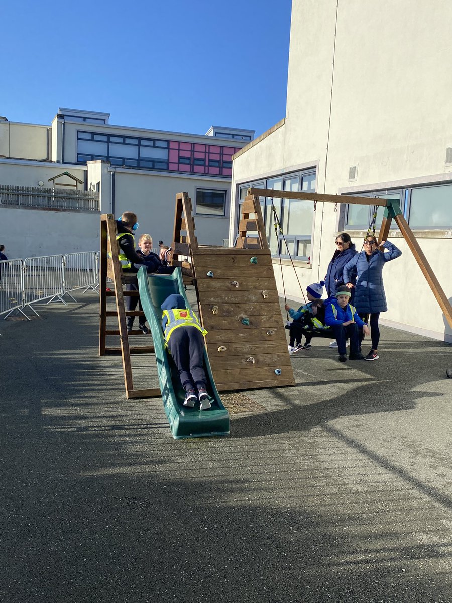 donacarneybns's tweet image. It was a lovely crisp November day. The yard at break-time was a hive of activities; football, handball, basketball, tag, teddies, cards &amp;amp; toys as well as imaginative play.  #breaktime #activeschools #fun4all