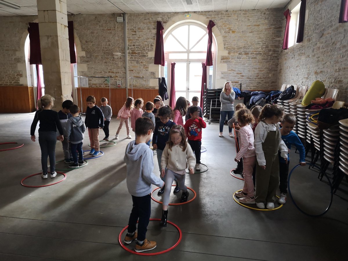 occe17000's tweet photo. Journée jeux coop dans la salle des fêtes de Nuaillé d'Aunis. Du CP au CM2 les enfants se sont essayés à des épreuves collectives et en petits groupes.

#pedagogiecooperative
#dsden17
#jeuxcoop
@OCCE_FD https://t.co/xJCDAZOc8v