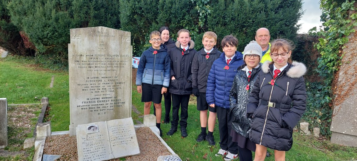 In remembrance of those who lost their lives, <a href="/StHelierJsy/">Parish of St Helier</a> invited some Year 6 pupils to Mont a l'Abbe cemetery to place poppies. A humbling experience. #RemembranceDay