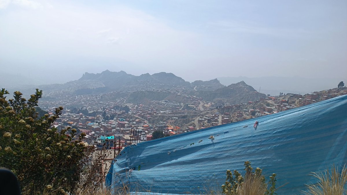 Solo hay que mirar al cielo para constatar que Bolivia se está incendiando. Aire envenenado, rios envenenados, bosques quemados, fauna exterminada, flora destrozada, pero claro, "vamos por buen camino". Ecocidio, biocidio, genocidio.  NADIE DEFIENDE AL PUEBLO .Bolivia, despierta!