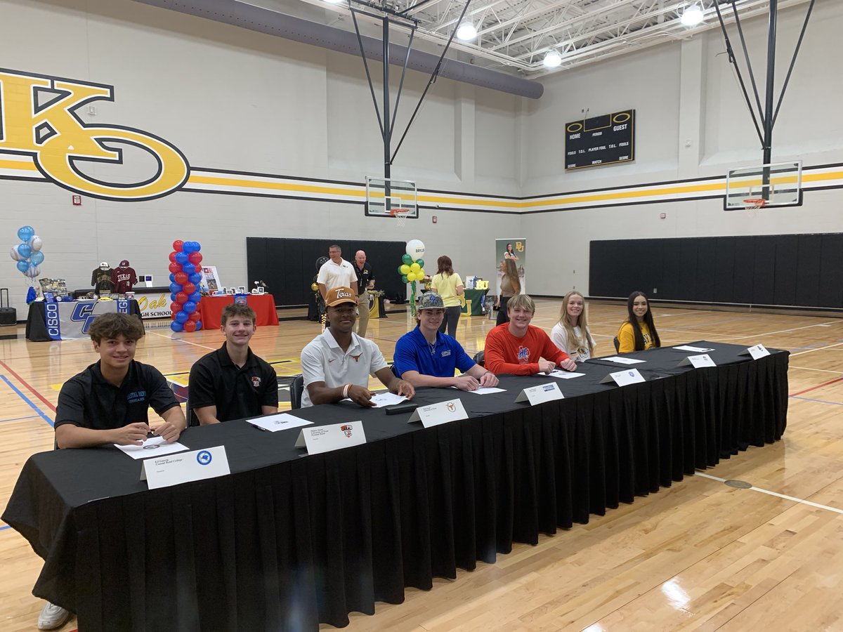 Fall Signing Day! Congratulations to these fantastic student athletes on this new chapter. We look forward to what the future hold on for each of you! 🖤💛