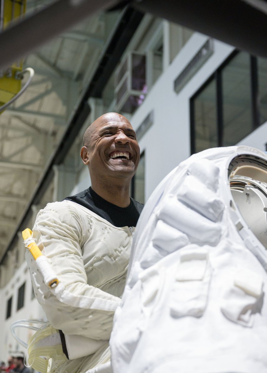 NASA_Johnson's tweet image. What’s new with the crew?🧑‍🚀

The @NASAArtemis II crew has hit the ground running with training at Johnson Space Center as they prepare to travel to lunar orbit. Soon, the four crew members will embark on a journey that will be the blueprint to take us further than ever before.