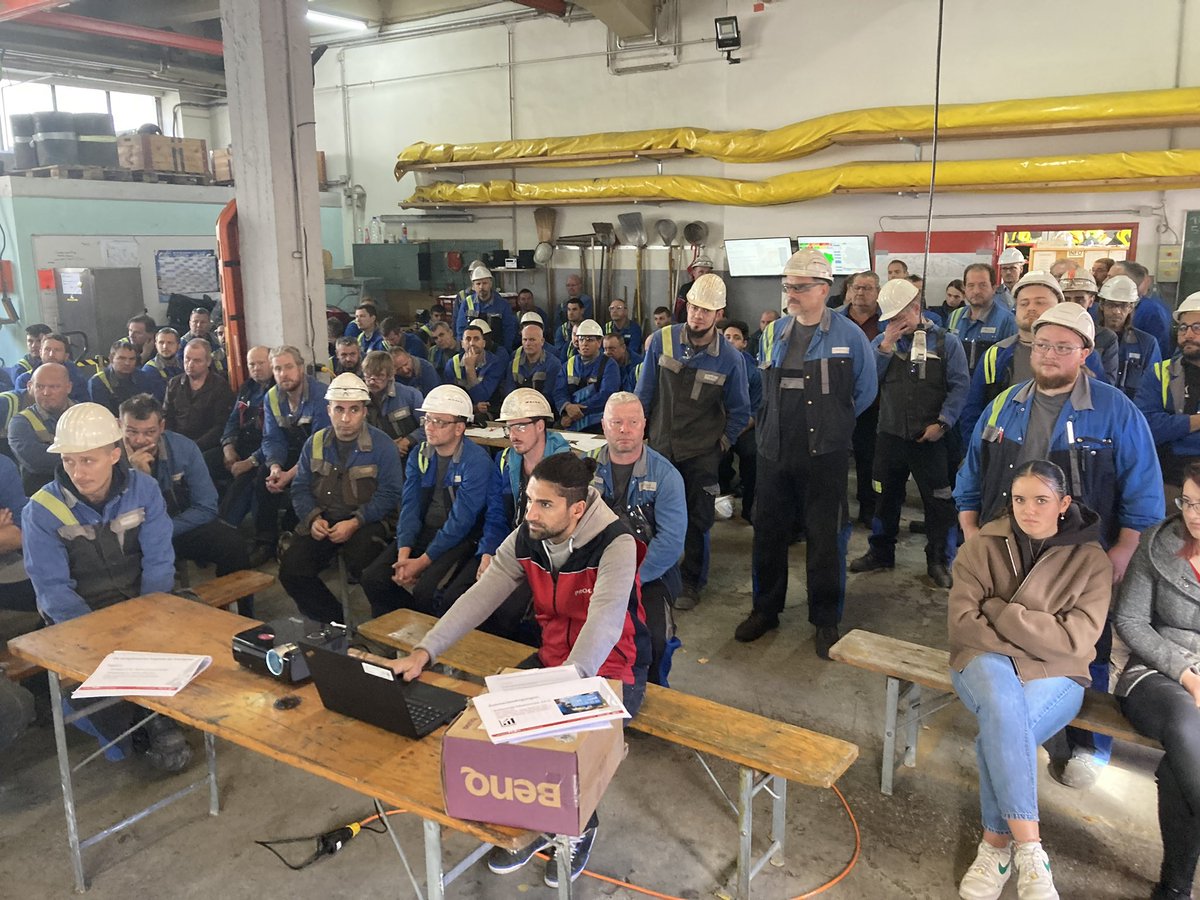 oegb_at's tweet image. In mehr als 400 Betrieben gab es Warnstreiks und Betriebsversammlungen der Metaller. Das Arbeitgeber-Angebot von 2,5 % Lohn- und Gehaltserhöhung ist respektlos! Die Gewerkschaft #PROGE und @GewerkschaftGPA fordern weiterhin 11,6 %!
#Herbstlohnrunde #Metaller