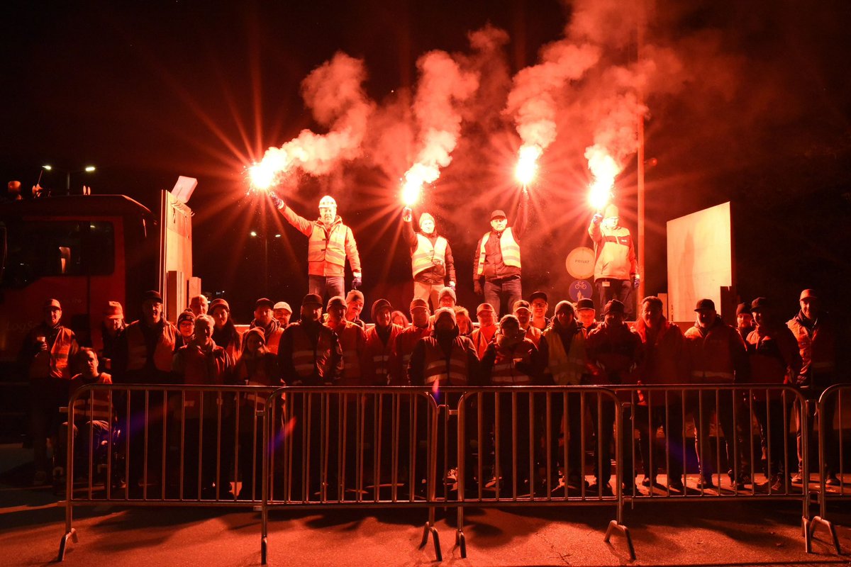 oegb_at's tweet image. In mehr als 400 Betrieben gab es Warnstreiks und Betriebsversammlungen der Metaller. Das Arbeitgeber-Angebot von 2,5 % Lohn- und Gehaltserhöhung ist respektlos! Die Gewerkschaft #PROGE und @GewerkschaftGPA fordern weiterhin 11,6 %!
#Herbstlohnrunde #Metaller