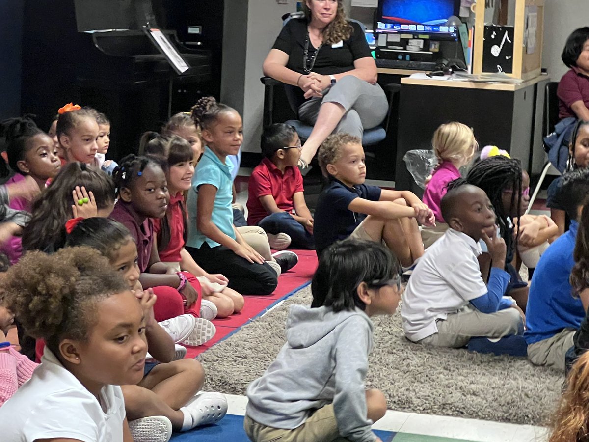 Love the smiles on our first graders <a href="/MDE_Stars/">MDE_Stars</a> watching the <a href="/naplesphil/">Philharmonic Center</a>