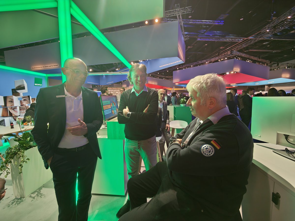 vncbiz's tweet image. Bei der @SmartCountryCon in Berlin trafen sich @AlbrechtBroemme, Ehrenpräsident des THW, @VNCBR (VNC) Frank Kuypers (@Intel_DE) sowie Martin Kirschke und Steve Handgrätinger von Bechtle zu einem  Gespräch zum Thema Kritische Infrastruktur. #digitalesouveränität #SCCON23