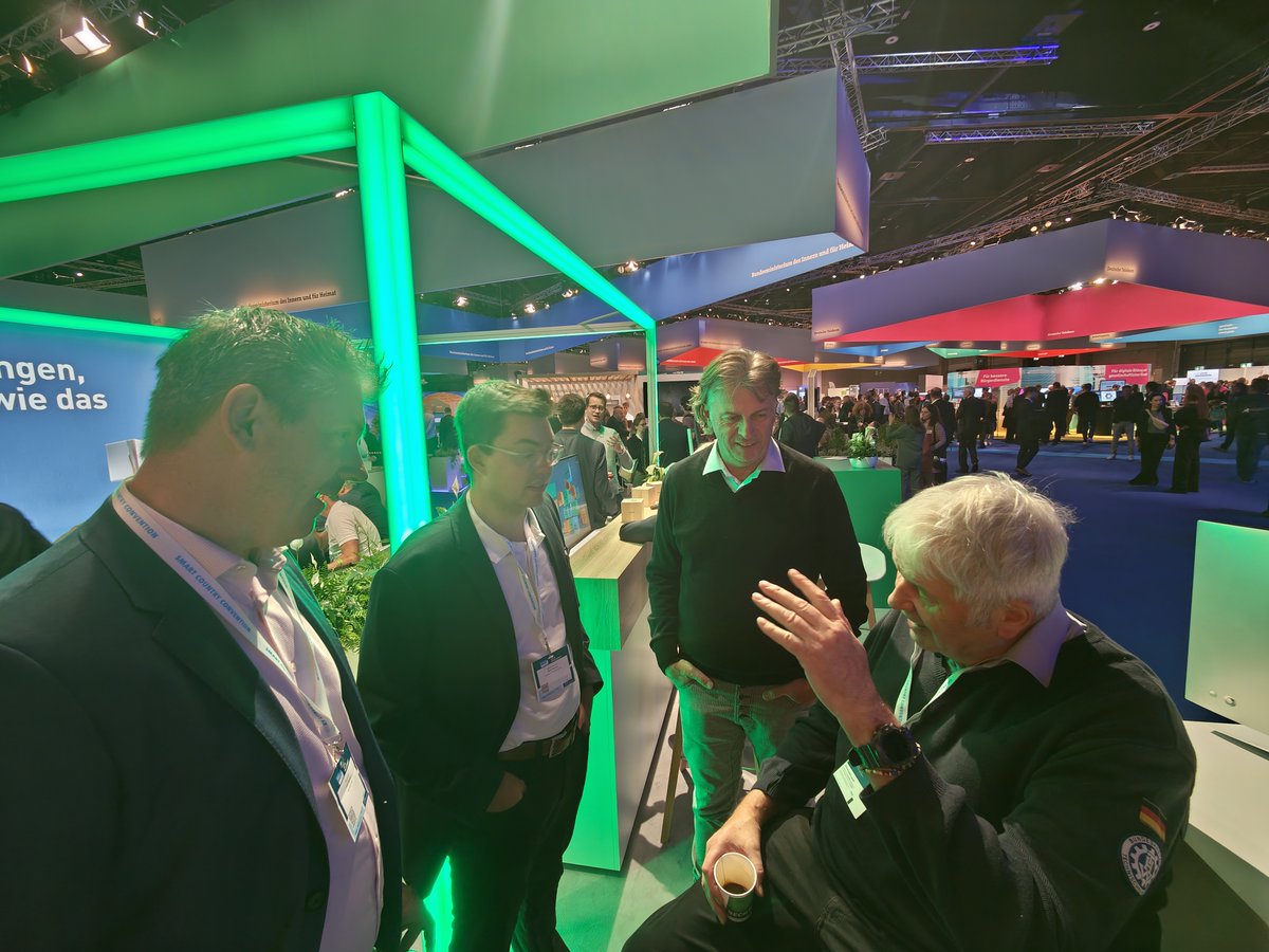 vncbiz's tweet image. Bei der @SmartCountryCon in Berlin trafen sich @AlbrechtBroemme, Ehrenpräsident des THW, @VNCBR (VNC) Frank Kuypers (@Intel_DE) sowie Martin Kirschke und Steve Handgrätinger von Bechtle zu einem  Gespräch zum Thema Kritische Infrastruktur. #digitalesouveränität #SCCON23