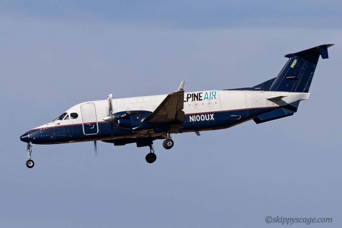 Beech 1900D N100UX | Alpine Air Express | Denver International, CO KDEN | November 2023 | ex Great Lakes passenger aircraft still in its old basic scheme, now used as freighter 

#commuteraircraft #avgeek #commercialaviation