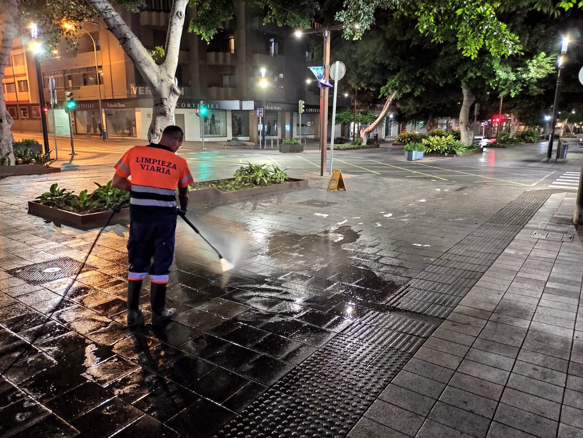 Acciones de limpieza y saneamiento en las ramblas de Mesa y López y en el barrio de Triana