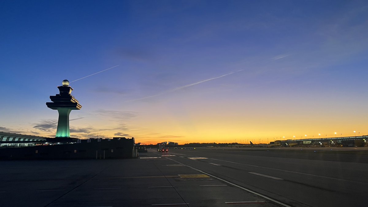 TailNumbers's tweet photo. Sunrise ⁦@Dulles_Airport⁩ 

#aviationdaily #aviationlovers #aviation #aviationlife #pilot #pilotlife #aviationgeek #AvGeek #aviationphotos #airlines #IAD https://t.co/xQiwY0RSRx