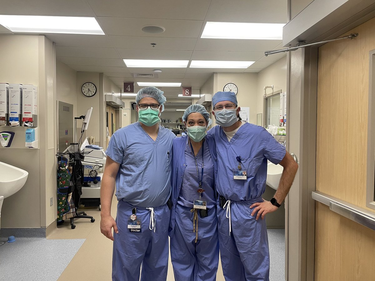 3 generations of @MayoAZSurg trained surgeons operating together on 1 case! I’ll let you guess who’s oldest…#DavidPearson @orton_taylor @leahampelas