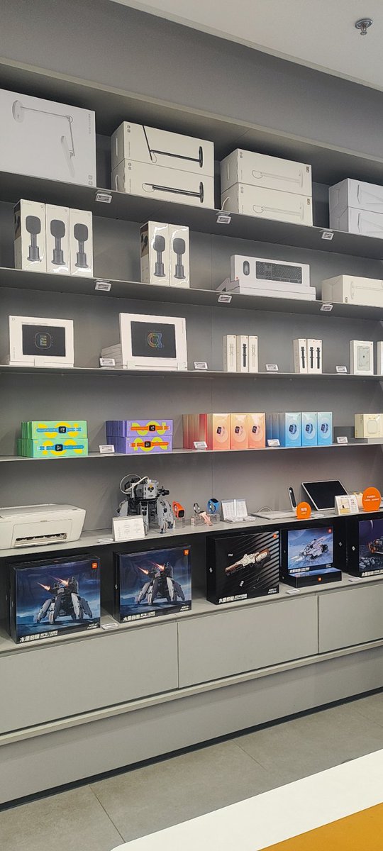 sazus's tweet photo. 今日、念願の中国のXiaomi shopに行ってみた！
色々あったけどGlobal版がなくて、小物だけを買って退散。
雰囲気味わえただけでも、良かったなぁ  #xiaomi #wuxi https://t.co/qdWNkwRdM3