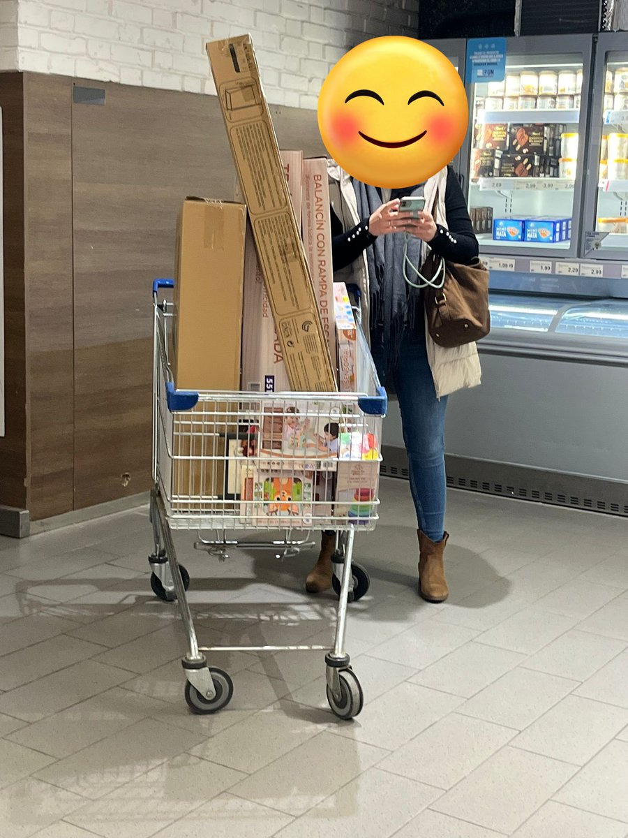 Solana_dbm's tweet photo. Decime que arrancó la campaña de juguetes de #Aldi sin decirme que arrancó la campaña de juguetes de #AldiEspaña https://t.co/KTUErWk3bd