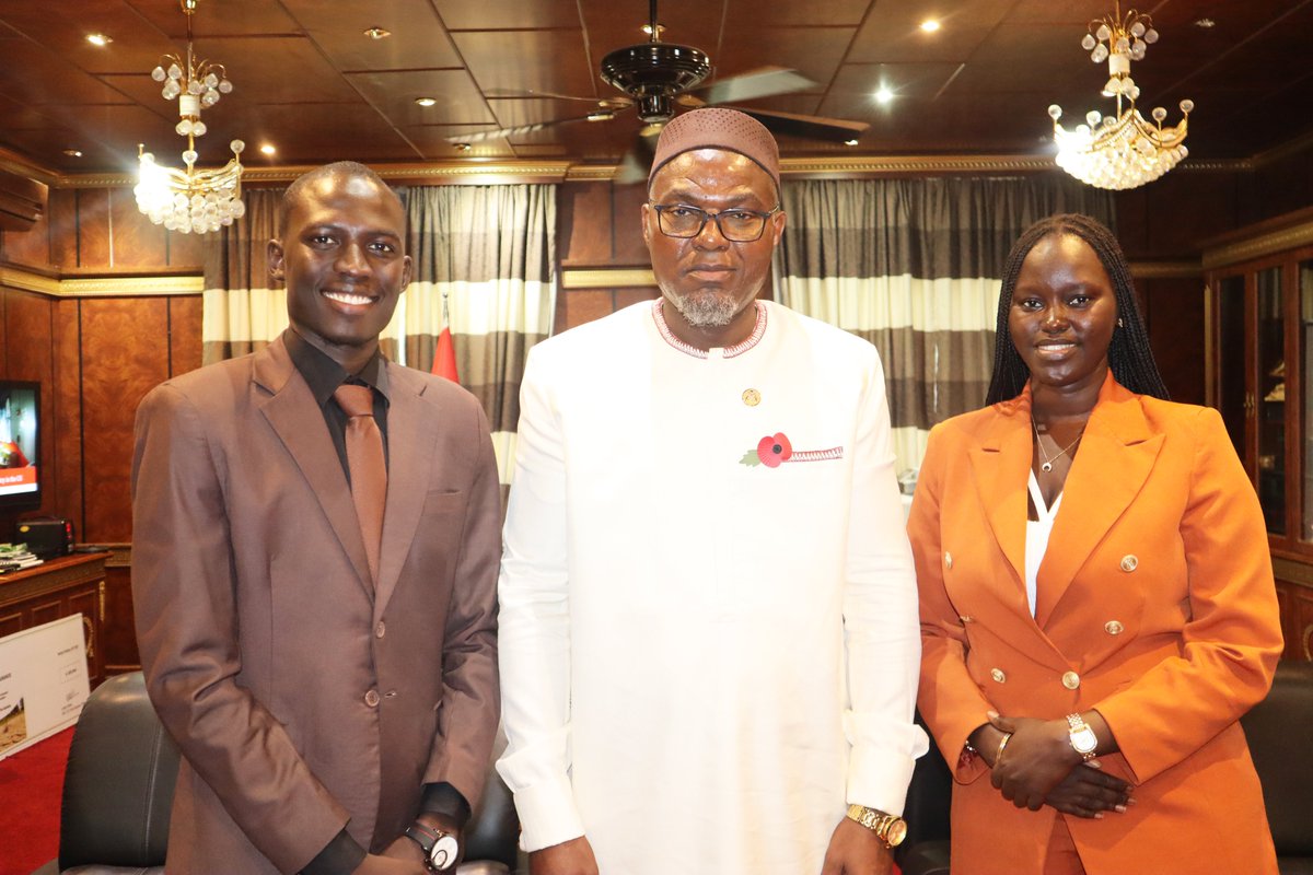 OVP_gm's tweet photo. VP Jallow meets National Youth Parliament 🇬🇲 members
- Discussing migration & empowerment, the delegation presented a 17-point resolution derived from its 1st ordinary session this year.
The Gov't is committed to empowering its youth by putting them at the forefront of dev. 💪 https://t.co/CBkdH8jUWH