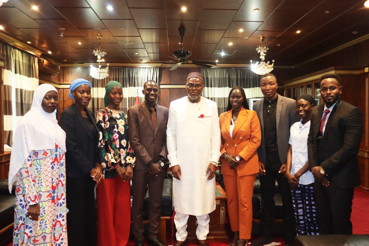 OVP_gm's tweet photo. VP Jallow meets National Youth Parliament 🇬🇲 members
- Discussing migration & empowerment, the delegation presented a 17-point resolution derived from its 1st ordinary session this year.
The Gov't is committed to empowering its youth by putting them at the forefront of dev. 💪 https://t.co/CBkdH8jUWH