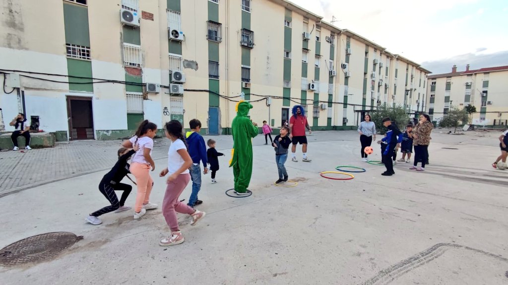 AsocEntreAmigos's tweet photo. La calle también debe ser un espacio saludable y de juego para la infancia de #PolígonoSur.
Nuestra intervención comunitaria se basa en esta presencia habitual, para desarrollar otras estrategias de mejora del entorno que fortalezcan a las comunidades vecinales.
#Plazoletas https://t.co/Nu6kjmj2Ge
