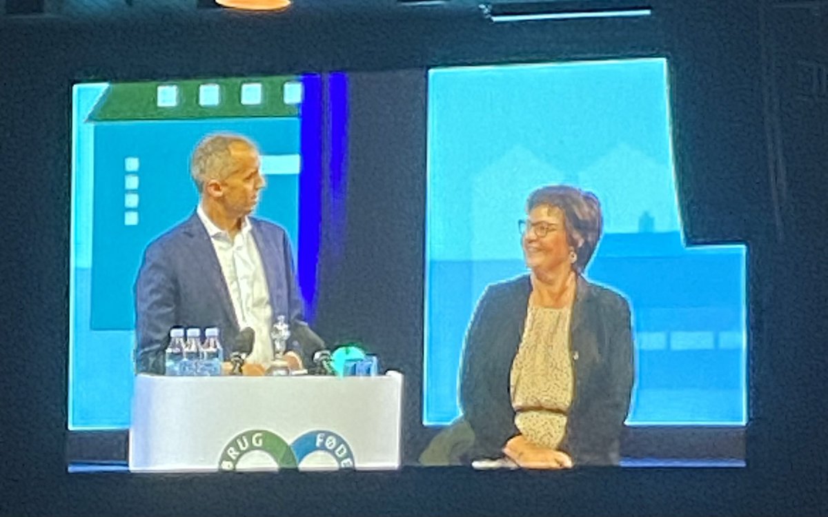 KBlaesbjerg's tweet photo. Stor stor tak @mattiastesfaye og @AnniMatthiesen for dagens gode nyheder om Videnscenter og Jordbrugs- og Landbrugsuddannelser. Det er vigtigt for fremtidens dygtige faglærte og en grøn fremtid. Og tak jeres rosende ord om og interesse i erhvervets gode skoler! 💚👩‍🌾🚀 #uddpol https://t.co/b5II9TXi4v