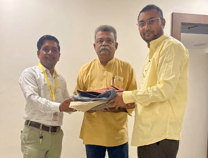 ikaushaldave's tweet photo. વસ્ત્રદાન કરી સમાજ સેવાનું એક ઉત્તમ ઉદાહરણ પૂરું પાડવા સ્વામી વિવેકાનંદ ગુજરાત રાજ્ય યુવા બોર્ડ દ્વારા ચાલી રહેલા #Vastradan2023 અભિયાનમાં ધારાસભ્ય શ્રી @manisha_vakil, શ્રી કંચનબેન રાદડિયા, શ્રી અનિકેત ઠાકર અને શ્રી @babusinhbjp સહભાગી થયા. https://t.co/ZQJFwlpauG