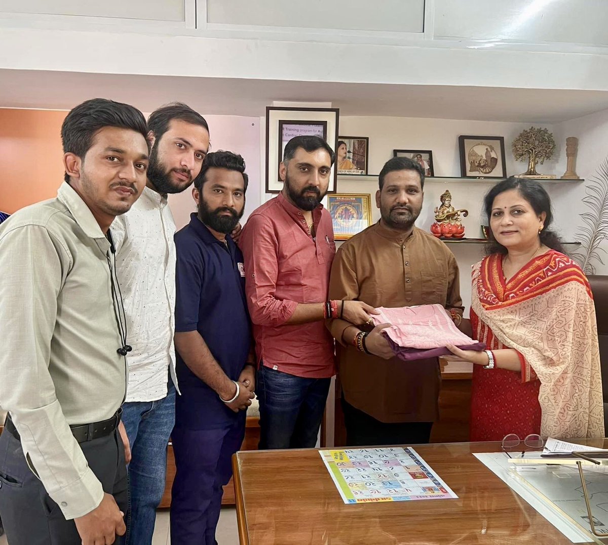 svgrybguj's tweet photo. વસ્ત્રદાન કરી સમાજ સેવાનું એક ઉત્તમ ઉદાહરણ પૂરું પાડવા સ્વામી વિવેકાનંદ ગુજરાત રાજ્ય યુવા બોર્ડ દ્વારા ચાલી રહેલા #Vastradan2023 અભિયાનમાં ધારાસભ્ય શ્રી @manisha_vakil, શ્રી કંચનબેન રાદડિયા, શ્રી અનિકેત ઠાકર અને શ્રી @babusinhbjp સહભાગી થયા. https://t.co/Xa2Xuv31HW