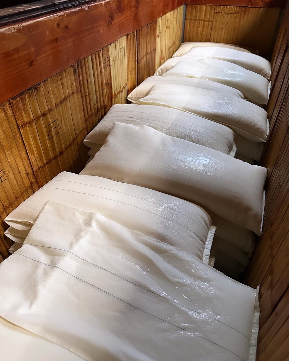 sake_izumofuji's tweet photo. モロミを袋に入れて重ねているだけなのに、
ゆっくり搾られていきます。
ふわっとフルーティーな香りが漂います。
#酒粕
#出雲富士
#全量木槽搾り
#日本酒発祥の地
#島根
#富士酒造
#日本酒
#酒
#地酒
#sakekasu
#IZUMOFUJI
#funeshibori
#shimane
#izumo
#sakebrewery
#sake https://t.co/ozKiFvTfcM