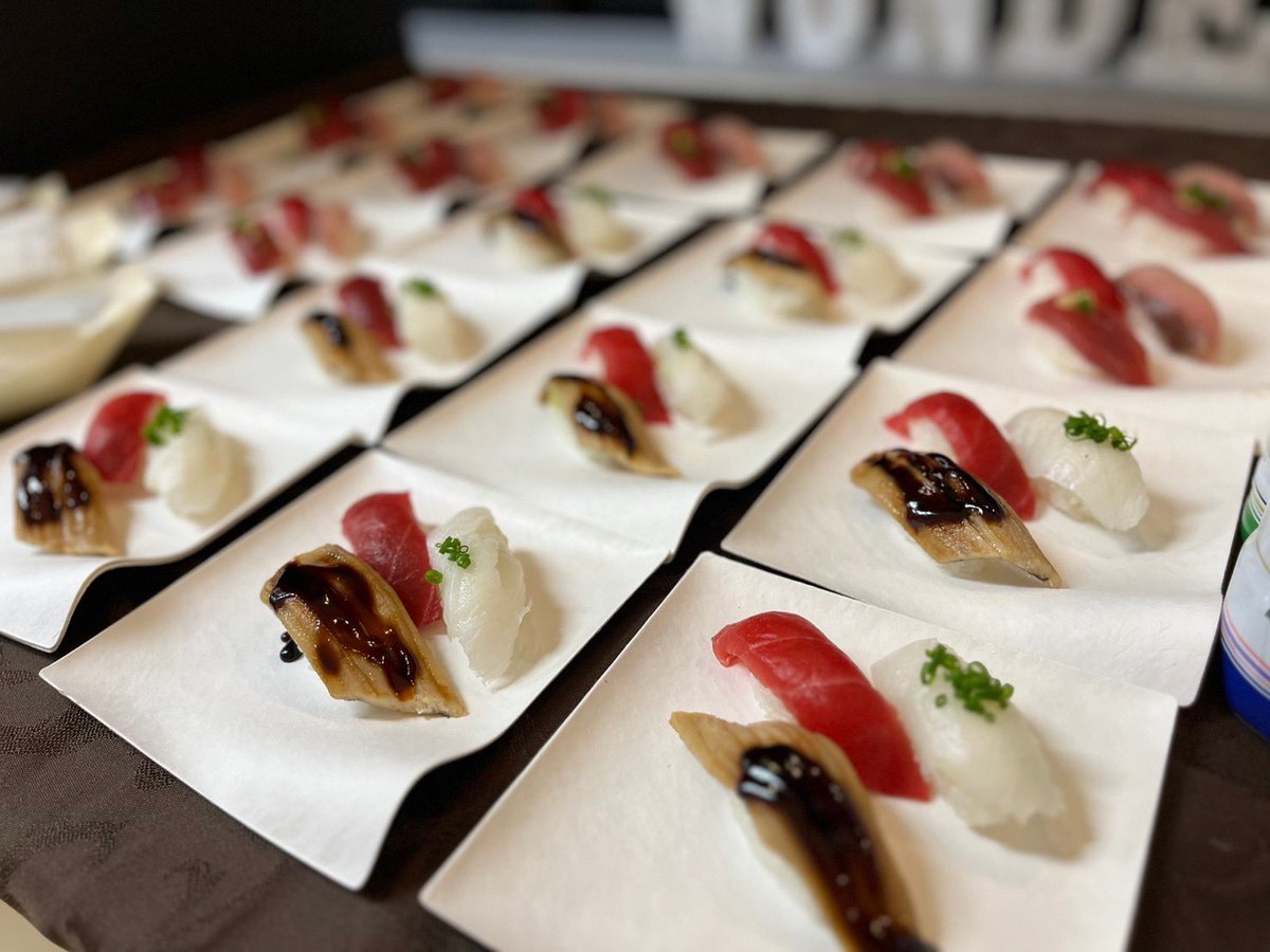 2ndTable's tweet image. 🍣出張寿司職人🍣

お客様の目の前で、寿司職人がお寿司を握ります！
新鮮な食材に、ワンランク上のライブケータリングで仲間と一緒に楽しみませんか？？

#2ndtable #ケータリング #ケータリングサービス #出張寿司