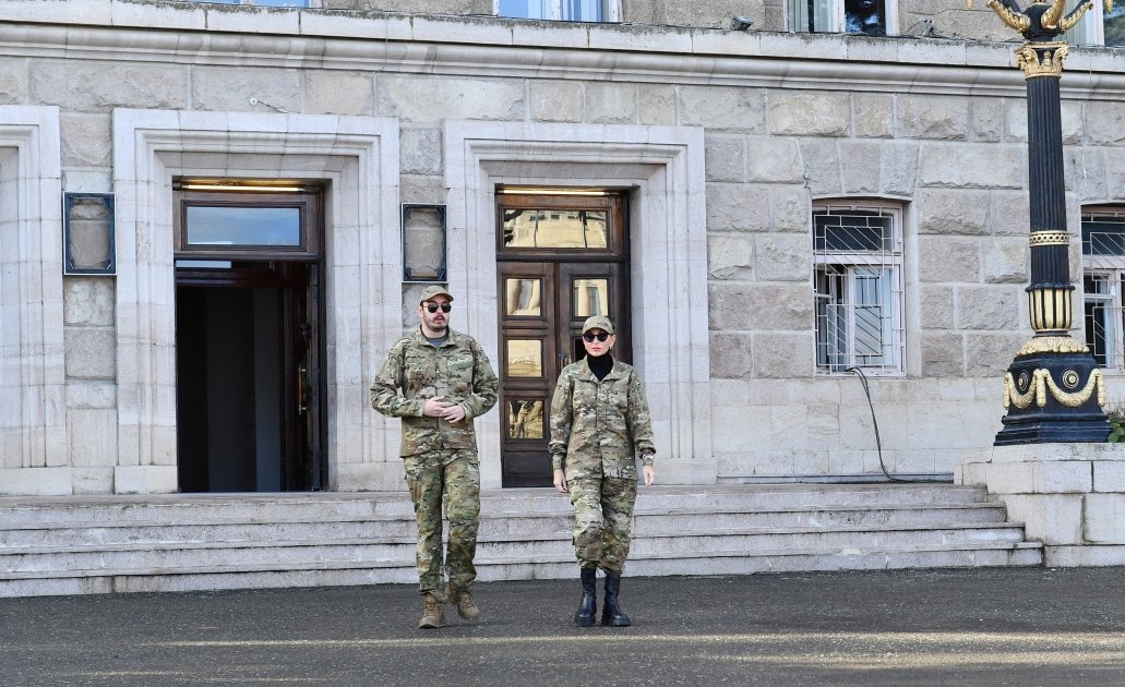EsAzvision's tweet photo. Se celebra en la ciudad de Khankandi el desfile militar dedicado al 3er aniversario de la Victoria en la Guerra Patria 
#VictoryDay #8no
https://t.co/AptmCDMnjd https://t.co/8WL0THlSjW