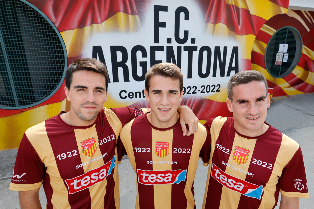 ⚔️ 𝙂𝙚𝙧𝙢𝙖𝙣𝙨 𝙔𝙪𝙨𝙩𝙤𝙨 𝙋𝙚́𝙧𝙚𝙯, 𝙚𝙡𝙨 𝙩𝙧𝙚𝙨 𝙢𝙤𝙨𝙦𝙪𝙚𝙩𝙚𝙧𝙨 𝙙’𝘼𝙧𝙜𝙚𝙣𝙩𝙤𝙣𝙖

📰 Gran reportatge de l'@esportiu_maresme, als germans Yustos.

🔗 Clica al link per llegir el contingut bit.ly/46cHTfy

#Argentona | #FCArgentona | #SomUnEquip