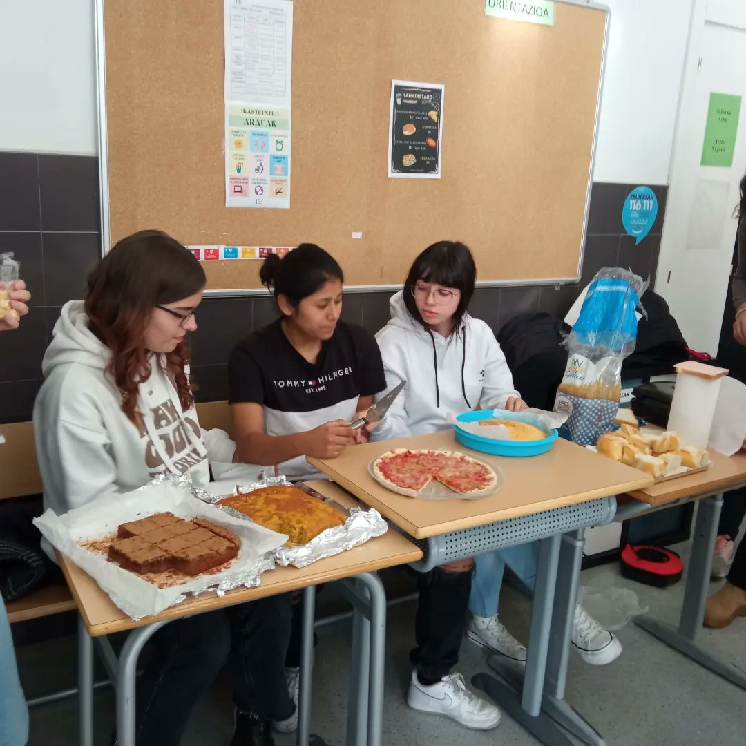 EllacuriaB's tweet photo. #Batx1 eko ikasleak pintxoak eta bestelako gutiziak saltzen hasi dira atsedenaldietan Zurbaran eraikineko sarreran, Parisera egingo duten bidaia kulturala finantziatzeko. Era berean, Gabonetako produktuak saltzeko aukera izango dute. Animatu erostera! 🍕🥧🥪👍🏼

#ellacuriazurbaran https://t.co/aYHfmC2Hyn