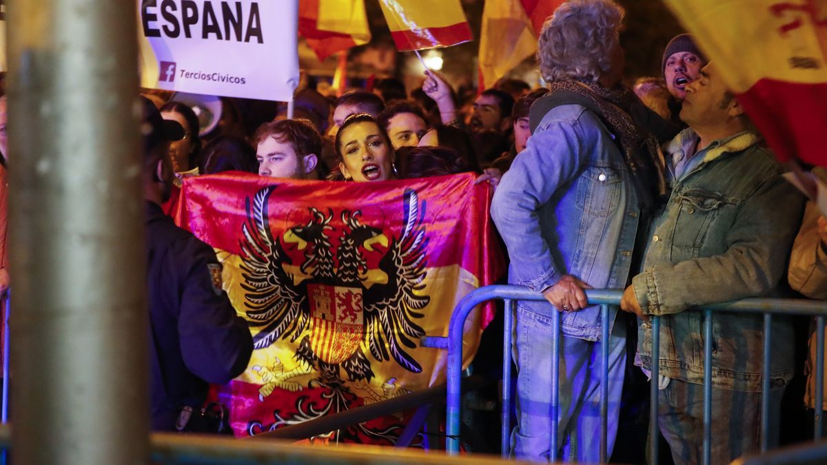 Rafael_Narbona's tweet photo. Auguré que una victoria de la izquierda el 23-J provocaría una reacción de la derecha similar a los partidarios de Trump cuando asaltaron el Capitolio. Mi pronóstico se ha cumplido. Santiago Abascal ha pedido que se le retire la ciudadanía a los inmigrantes procedentes de culturas islámicas. Yo pido que se ilegalice Vox por su ideología racista, xenófoba, machista, islamófoba y homófoba. El PP ha perdido toda legitimidad democrática tras negarse a condenar las violentas algaradas ante las sedes del PSOE.