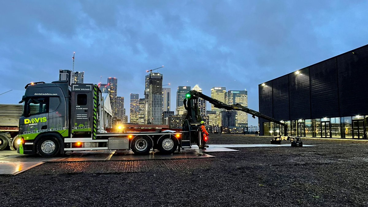 Davis_Trackhire's tweet photo. The city of blinding lights 🤩
On site in #London laying #Trackway to create a temporary compound for portable cabins to sit on
Always on hand to provide you with #GroundProtection solutions - wherever your site may be 📍
#EatSleepTrackRepeat #NoPanelsNoParty #PortableRoadway https://t.co/h7licS4K7t