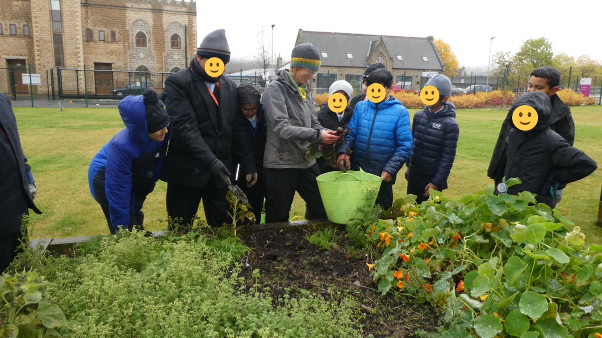 edenboysbford's tweet photo. Eco Group welcome a bumper harvest of beetroot, kale, garlic potatoes and spinach. #eco #green #environment https://t.co/i0LHEfi4es