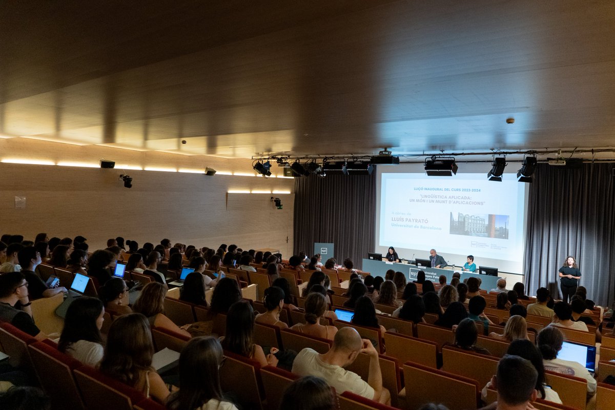 TraduccioUPF's tweet photo. 📢Ja tenim les fotografies de la Lliçó inaugural del curs de la Facultat de @TraduccioUPF i de l'acte de lliurament dels #PremisTalent.
📷 Es poden consultar a l'àlbum de fotos publicats a flickr:
➡️ https://t.co/CLyRox63YZ
🎥 I també teniu el vídeo sencer a YouTube‼️ https://t.co/yqExRYjlJn