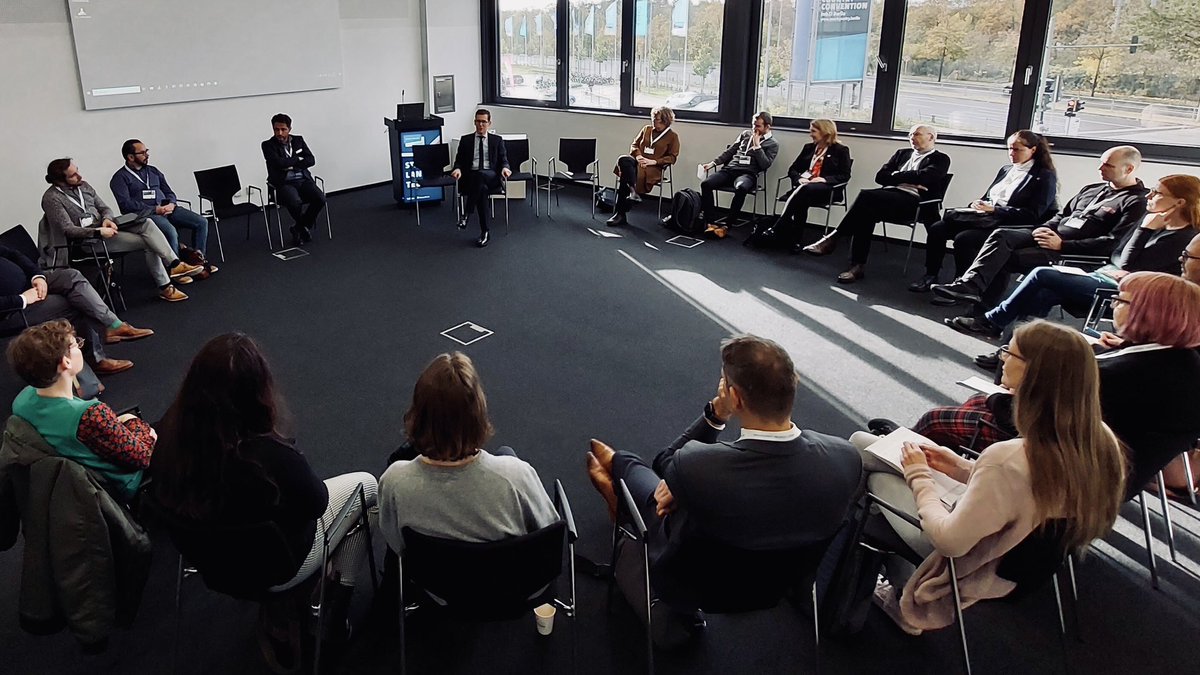 Datenbrake's tweet photo. #KI Regeln? Wer braucht denn sowas? @bmdv geht rein und stellt erstmal auf Listening-only. Anregende Diskussion über Sinn und Unsinn von #KI Regeln mit Praktikern und Soziologen 😉 auf der @SmartCountryCon des @Bitkom #SCCON https://t.co/tnNnm6qogs