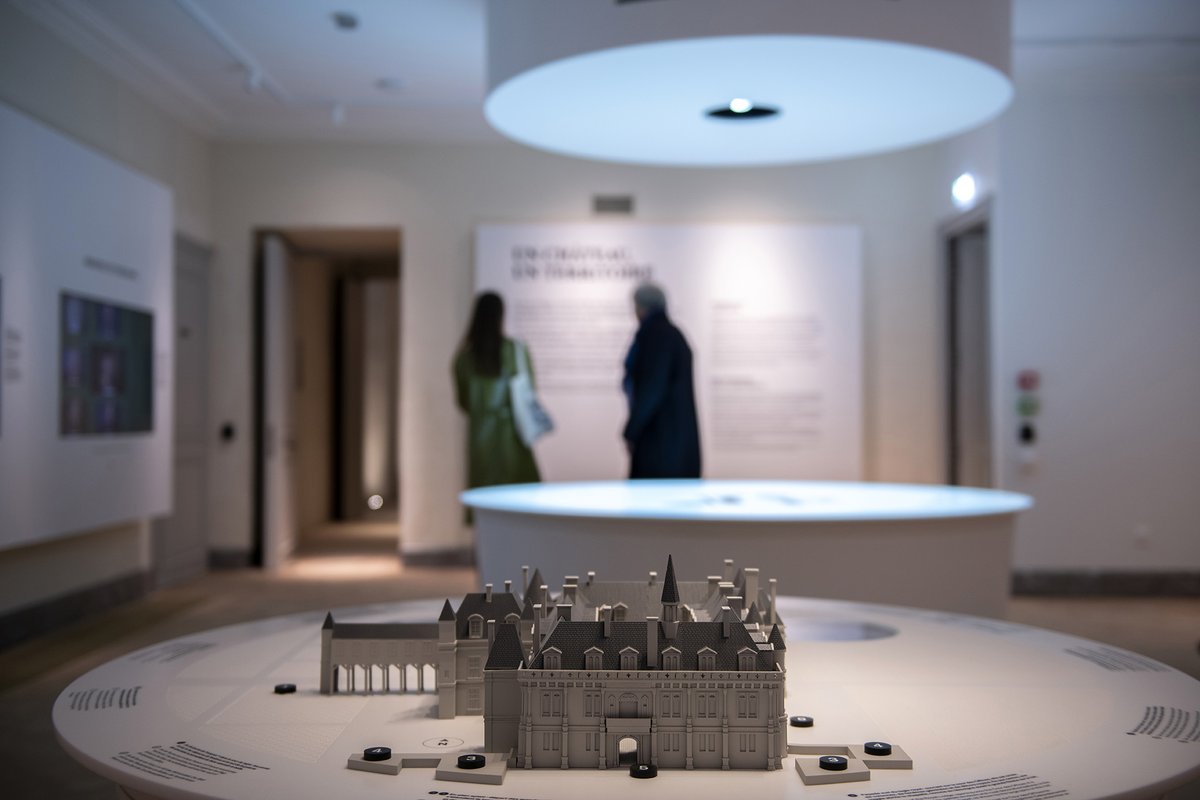 leCMN's tweet photo. Une semaine déjà 🥳
Mercredi dernier, la @citelanguefr accueillait ses premiers visiteurs au sein du château de #VillersCotterêts restauré. 🏰
Vous êtes déjà des milliers à avoir franchi les portes de ce nouveau lieu culturel, unique au monde !
https://t.co/aMwfJso6I3 https://t.co/ByGhMcSvw6