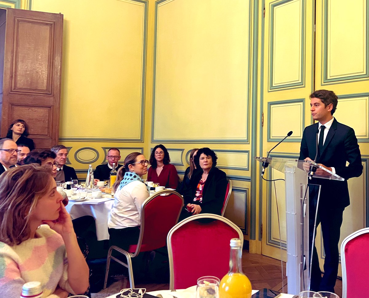 Merci à <a href="/AssoEnfantBleu/">L'Enfant Bleu</a> pour son invitation à la présentation de son #LivreBlanc. 

Ce sont 23 nouvelles propositions pour renforcer la protection des enfants victimes de maltraitance dont nous devrons nous saisir.