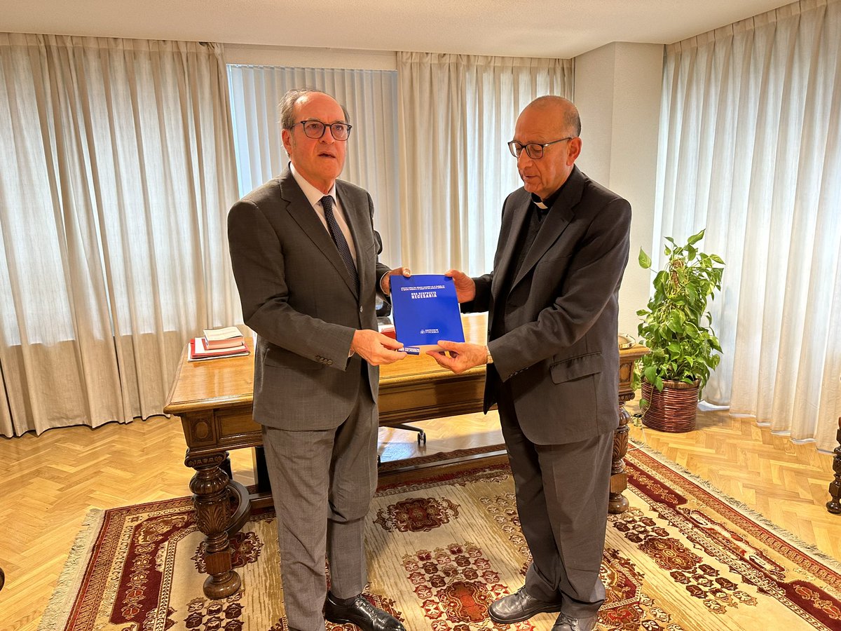 El Defensor del pueblo ha entregado esta mañana a <a href="/OmellaCardenal/">Card. Juan José Omella</a>, presidente de <a href="/Confepiscopal/">ConferenciaEpiscopal</a> el informe elaborado sobre los abusos sexuales.