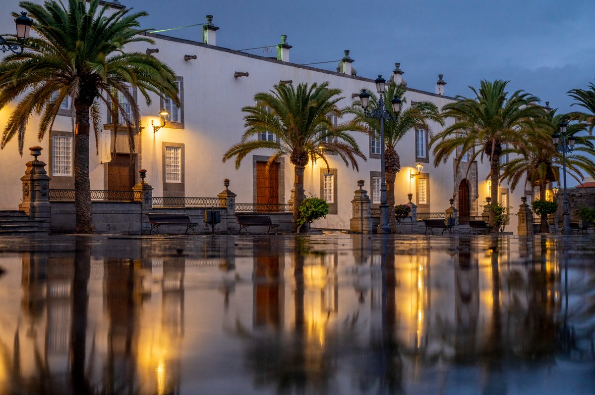 LpaVisit's tweet photo. Aprovecha los días de lluvia para descubrir la belleza de las calles de #Vegueta! 🌧️ Prepárate con tus botas y embárcate en una experiencia única. #LasPalmasdeGranCanaria te espera para que disfrutes de su encanto incluso en los días lluviosos ☔#Turismo #Capitaldevida https://t.co/3wTsZNDsfQ