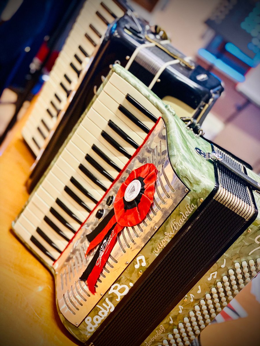 LaClicca's tweet photo. In collaborazione con l’associazione #nosracines da #oggi  ripartono i  #rendezvous con il #folklore nelle #scuole valdostane 😃
#LaCliccaécole #Aosta #istituzionescolastica #eugeniamartinet #medie 
#traditions #patrimoine 
.
alcuni scatti
@LaClicca @LadyBarbara4 https://t.co/OPQlHCcVO2