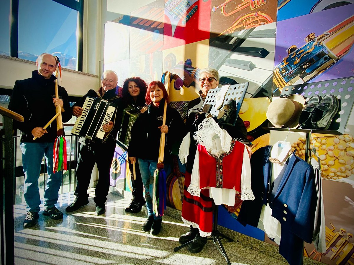 LaClicca's tweet photo. In collaborazione con l’associazione #nosracines da #oggi  ripartono i  #rendezvous con il #folklore nelle #scuole valdostane 😃
#LaCliccaécole #Aosta #istituzionescolastica #eugeniamartinet #medie 
#traditions #patrimoine 
.
alcuni scatti
@LaClicca @LadyBarbara4 https://t.co/OPQlHCcVO2