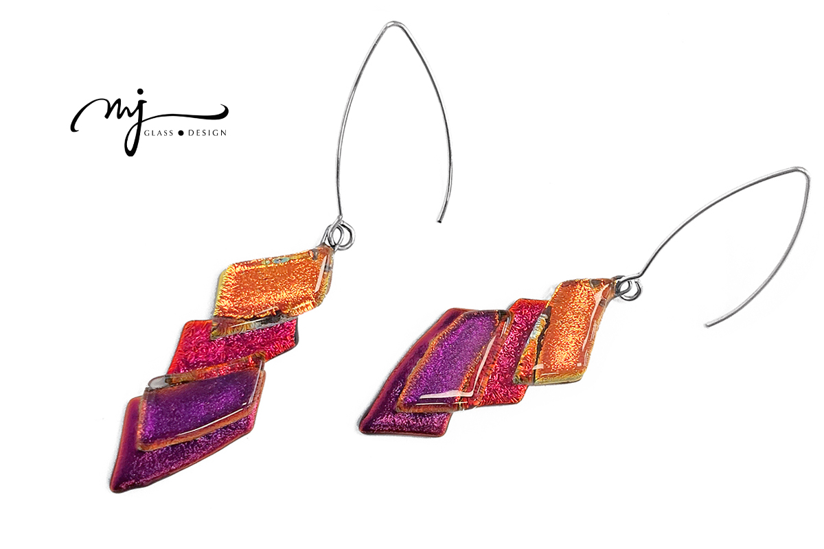 MJglassdesign's tweet photo. Romantika, ősz, érzékiség, nőiesség...hirtelen ezek a szavak jutnak eszembe, ha erre a fülbevalóra nézek. Sőt...egy kis fekete ruha is...  ❤️

A fülbevalót megtalálod az Üvegcsében és a webshopban is:
https://t.co/pLsFunaPoR

#mjglassdesign #üvegékszer #ékszer #fülbevaló #piros https://t.co/RQtjg5jv9n