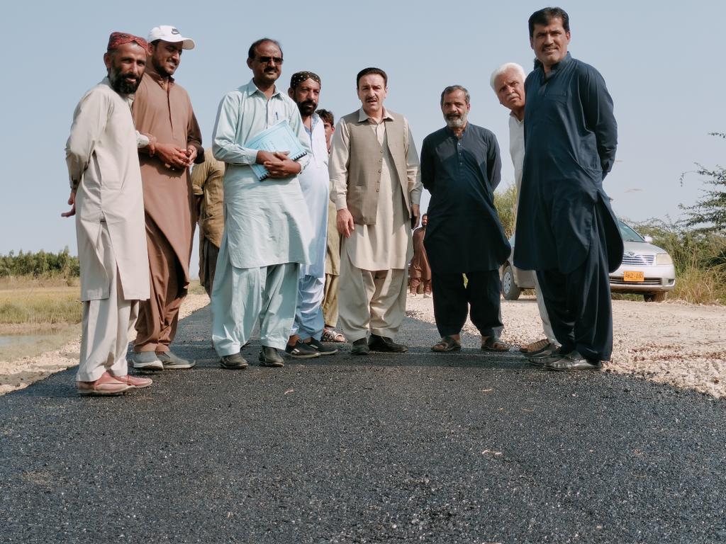 AkhtarMangi4's tweet photo. ایگزیکٹو انجینئر روڈز نصیرآباد انجینئر عبدالرحمان کاکڑ زیر تعمیر روڈ کے کام کا جائزہ لے رہے ہیں
@cs_balochistan @CMDUBalochistan @Road_Department https://t.co/qS1Xcrzpcs