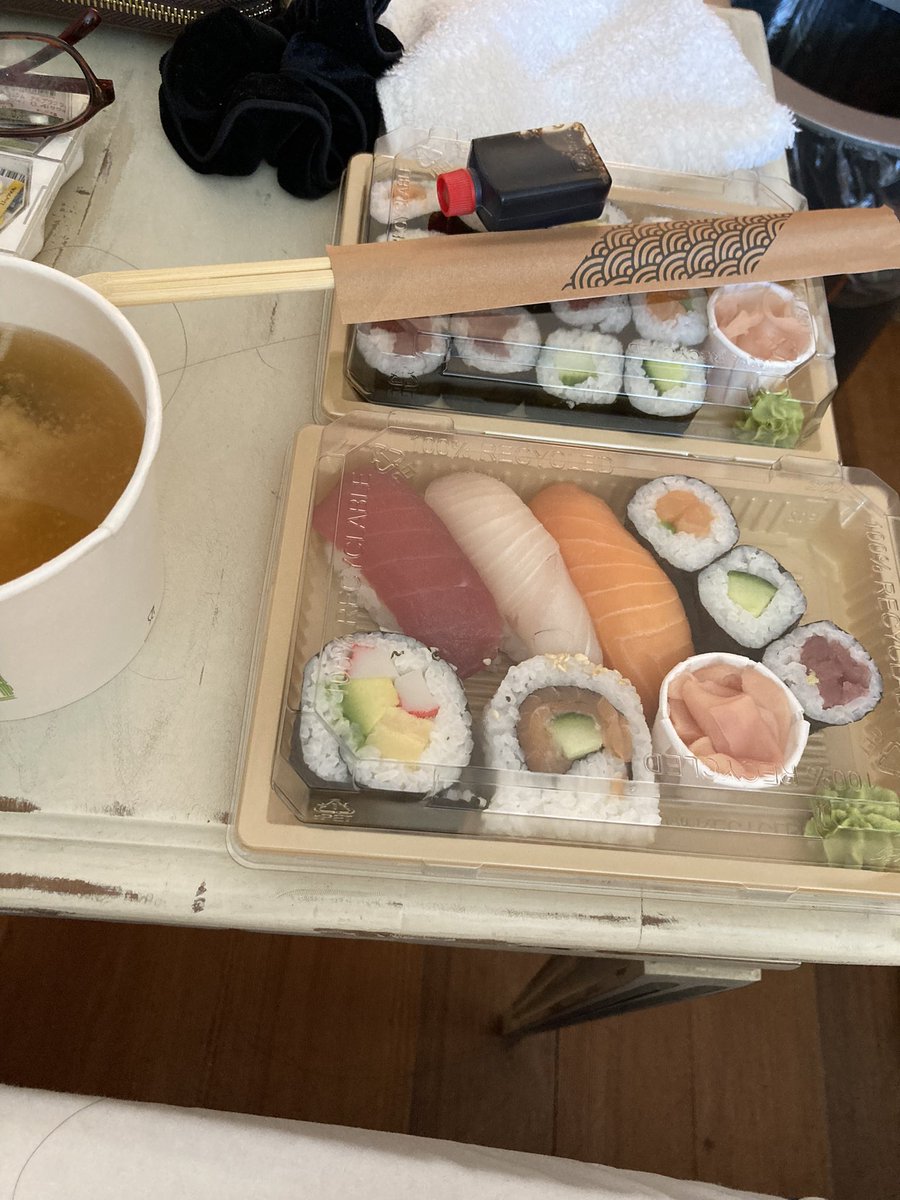 mahomelc's tweet photo. スイスのおすし
アボカド、かにかま入りがち https://t.co/savWElR1zS