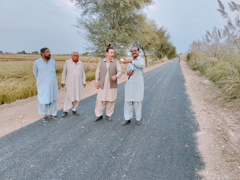 AkhtarMangi4's tweet photo. ایگزیکٹو انجینئر روڈز نصیرآباد انجینئر عبدالرحمان کاکڑ زیر تعمیر روڈ کے کام کا جائزہ لے رہے ہیں
@cs_balochistan @CMDUBalochistan @Road_Department https://t.co/qS1Xcrzpcs