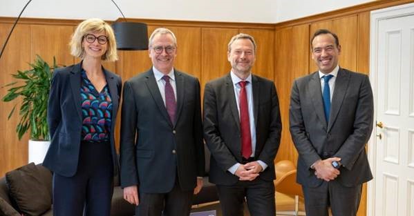 EU_SRB's tweet photo. 🇧🇪🇪🇺🏦Dominique Laboureix, @EU_SRB Chair & Board Member Pedro Machado visited @nbb on 6 Nov & discussed resolution issues, #financialstability & Belgium’s upcoming presidency of the @EUCouncil ✅
cc @SPFFinances, @BelgiumEU
#SRM #BankingUnion #SRB #BankResolution #endingTBTF https://t.co/jiBWIcbRzn