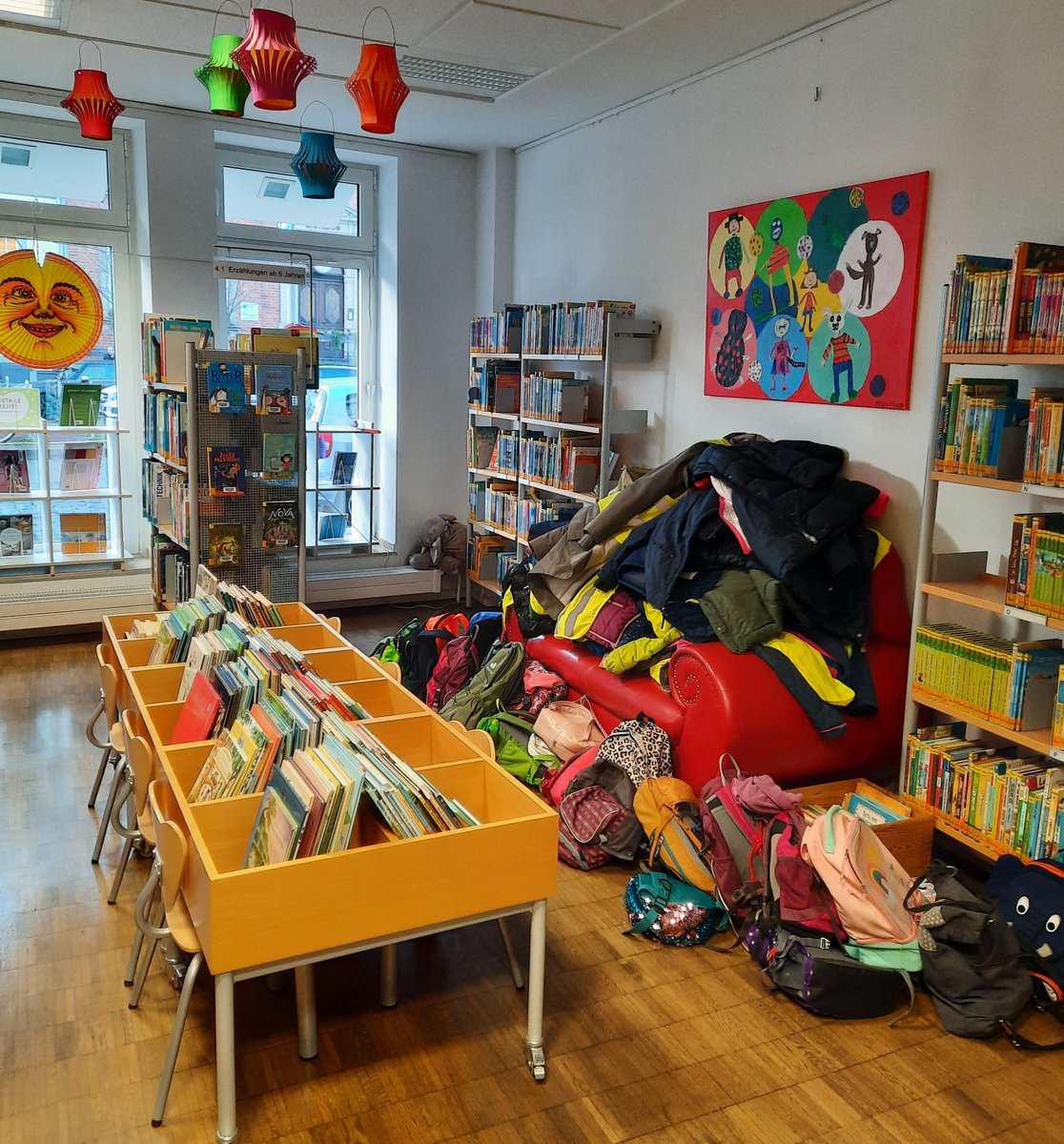 stadtbueduedorf's tweet photo. Heute war eine Schulklasse zu Besuch in Kaiserswerth und ist mit der Kollegin nach Afrika "gereist" - offensichtlich war es warm ;-) #libraylife ph/kk https://t.co/c7FHzWm9xP