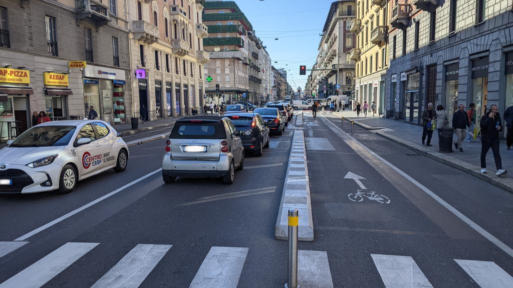 Hello from #Milano where they more than halved the street space allocated to cars on major high street and the world didn't end & it's a joy to see ❤️